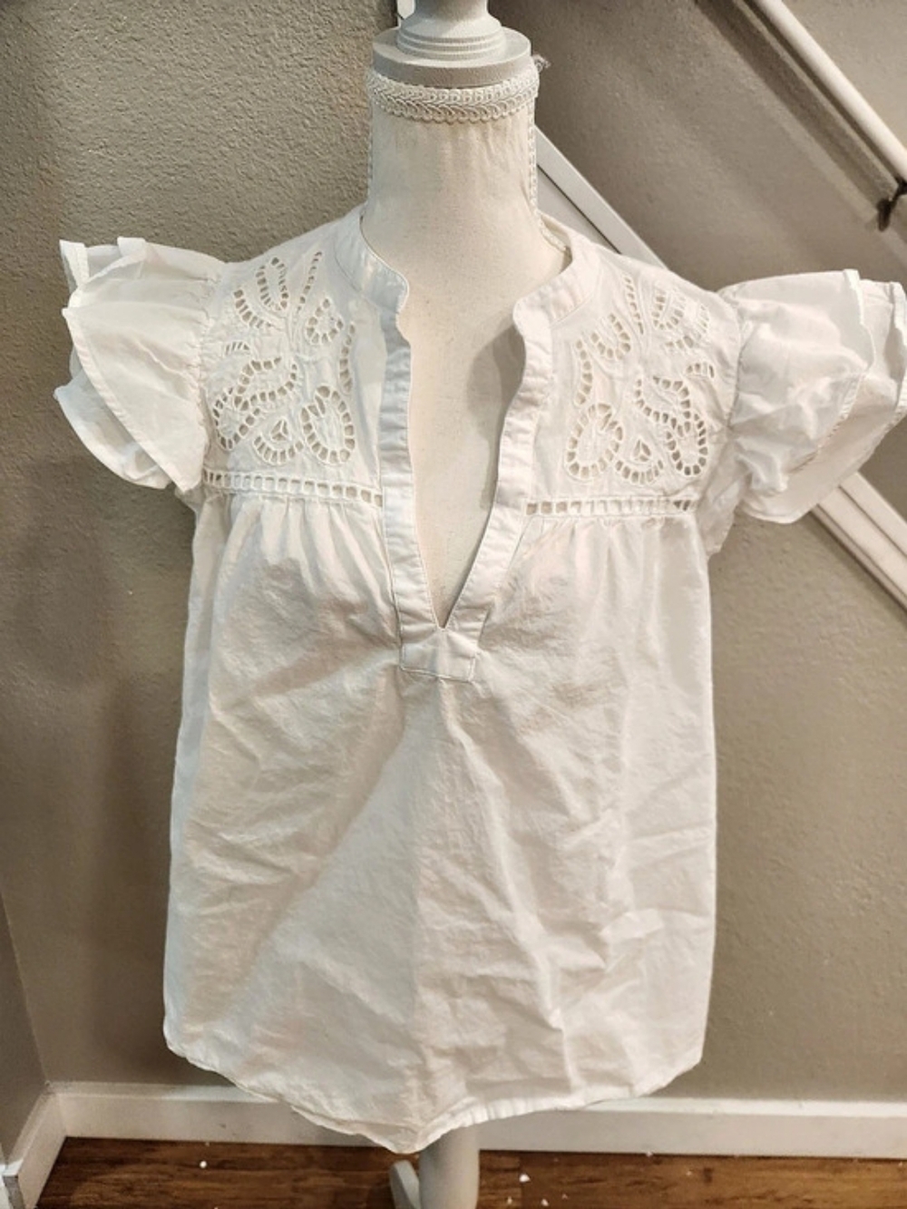 H&M White Eyelet Ruffle Sleeve Blouse Size Medium